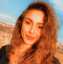 Սիրուշոն ռումինական երգ է կատարում