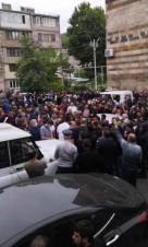 Կապանում հարյուրավոր քաղաքացիներ շրջափակել են ոստիկանության շենքը