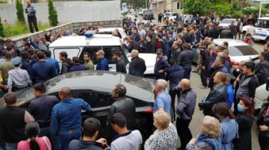 Լարված իրավիճակ Կապանում. Ուղիղ