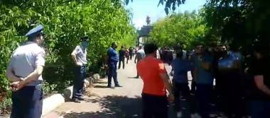 Ծառուկյանի տան մուտքից ուղիղ