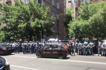 ԱԱԾ-ում հարցաքննում են Գագիկ Ծառուկյանին. ՈՒՂԻՂ