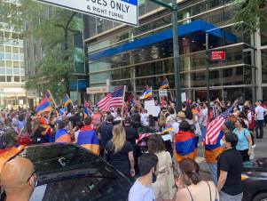 «Արցախը մերն է», «Պատերազմ չենք ուզում». հայերի բազմամարդ հավաքը` Նյու Յորքում (տեսանյութ)