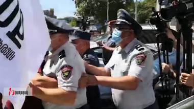 Բախումներ Արայիկ Հարությունյանի հրաժարականը պահանջողների և ոստիկանների միջև