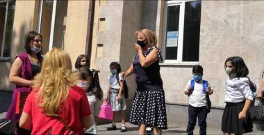 Սե՞նց դժվարություններ ենք հաղթահարել. ուսուցչուհին՝ դրսում սպասող ծնողներին