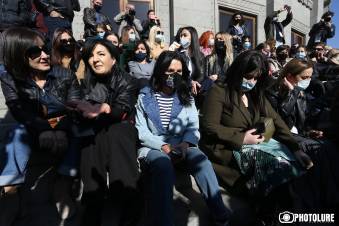 Ոստիկանությունը բերման է ենթարկում հանրահավաքի մասնակիցներին. Ուղիղ