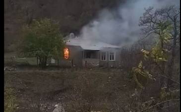 Ինչպես է  Քարվաճառում այրվում տունը. տեսանյութ