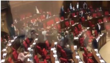 Քաշքշուք՝ ԱԺ նիստերի դահլիճում