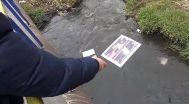 Գյումրեցիները Փաշինյանի և «Իմ քայլի» պատգամավորների նկարները գցել են կոյուղու՝ «Քաքոտ չայ» գետակի մեջ, որը հոսում է դեպի Թուրքիա