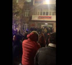 Գերիների ծնողները այս պահին «Կանազ» հոսպիտալի մուտքի մոտ են. նրանք տեսակցում են վերադարձած զավակներին