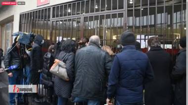 Ուղիղ. ՊՆ շենքի մոտ իրավիճակը լարված է. ծնողները ՊՆ-ի բակում են