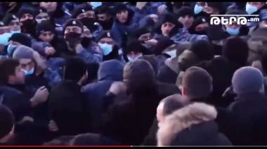 Բախում ոստիկանների և սյունեցիների միջև. 6 ավտոբուս ոստիկանական ուժերը փորձում են ճանապարհից հեռացնել սյունեցիներին