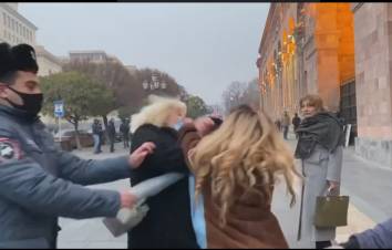 Ես զոմբի չեմ. Հանրապետության հրապարակում կանայք  կռվի են բռնվել