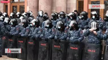 ՈՒՂԻՂ. Քաղաքացիները շրջափակում են Կառավարության շենքի մուտքերը