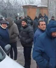 Քաղաքացիները Սուրբ Գայանե եկեղեցու բակում են