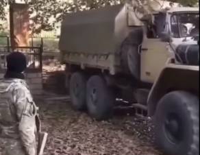 Ադրբեջանցիները ոչնչացնում են հայկական խաչքարը