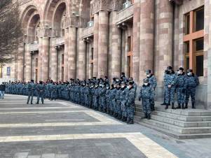 Այս պահին ոստիկանները պատ են կազմել կառավարության շենքի մոտ