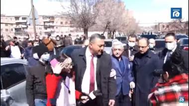 Սերժ Սարգսյանը հրում է թիկնապահին, որպեսզի նա լրագրողին ճանապարհ տա