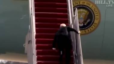 Բայդենը մի քանի անգամ ընկել է ինքնաթիռ բարձրանալիս