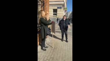 Հայուհին միայնակ բողոքի ակցիա է արել Ռուսաստանում Ադրբեջանի դեսպանատան դիմաց