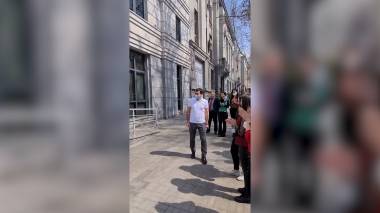 Նախարարին հրաժեշտ են տալիս ծափերով