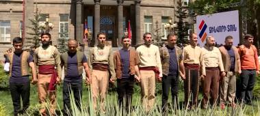 Սայլակից ոտքի կանգնած տղաները քոչարի են պարում. «Զինվորի տունը» պրոթեզարան ունի