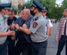 Ինչպես են բերման են ենթարկում Խոսրով Հարությունյանին