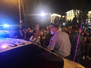 Քաղաքացիներին բերման են ենթարկում