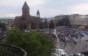 Շիրակի թեմի առաջնորդը Փաշինյանի հանդիպումից ուղիղ եթեր է մտել