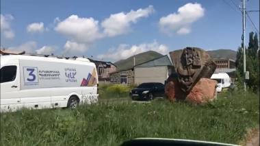 «Նիկոլ» գոռացող շրջիկ աջակիցներին տեղափոխող մեքենաները Սևանում