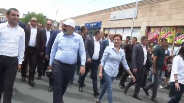 Փաշինյանը քայլերթ է անում Բյուրեղավանում. Ուղիղ