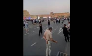 Հրապարակը՝ կապիտուլյանտի ելույթի պահին. Նարեկ Մալյան