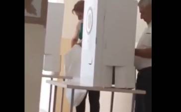 Հանձնաժողովի նախագահը իր ծանոթների քվերակությունից հետո մտում է քվեախուց և ստուգում