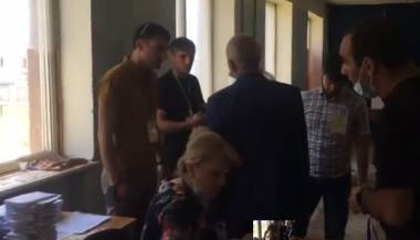 Սեւան, 20/04 տեղամաս. նախագահը հրաժարվում է արձանագրել, որ 24 քվեաթերթիկների վրա սեւ բծեր կան