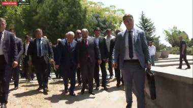 Ուղիղ. Փաշինյանը հարգանքի տուրք է մատուցում Արցախյան պատերազմների հերոսների հիշատակին