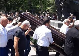 Ջիվան Գասպարյանին վերջին հրաժեշտ տվեցին՝ ծափահարություններով