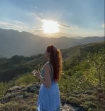 Սիրուշոն երգում է Արցախի հորովելը՝ Արցախի լեռներում