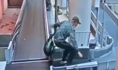 Հարբած ուղեւորը փորձել է օդանավ բարձրանալ ուղեբեռի գոտու միջոցով