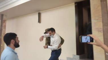 Փաշինյանի աներձագը հայհոյելով դուրս նետվեց դահլիճից