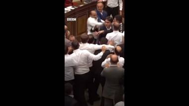  Վահե Հակոբյանի վրա հարձակվեցին այն բանից հետո, երբ նա վարչապետին «պոպուլիստ» կոչեց. BBC-ի անդրադարձը