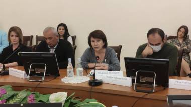 Ամոթ է, դուրս եկեք էս շենքերից. ԱԺ-ում արցախցի կինը ամոթանք տվեց պատգամավորներին