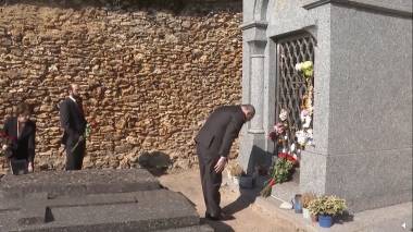 Փաշինյանը Ֆրանսիայում այցելել է Շառլ Ազնավուրի գերեզմանին