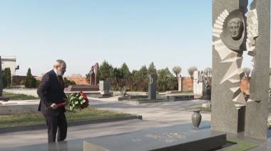 Նիկոլ Փաշինյանը հարգանքի տուրք է մատուցել Կարեն Դեմիրճյանի հիշատակին