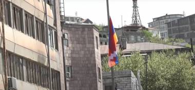 Բժշկական համալասարանի բակում տեղադրում են Արցախի դրոշը. ուղիղ