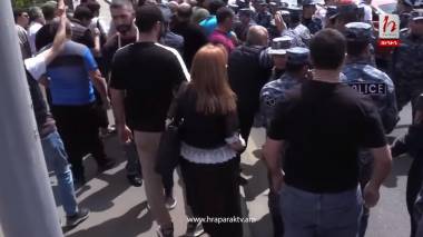 Քաղաքացիները փողոցներ են փակում․ ուղիղ