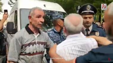 Բախում ցուցարարների վրա քշած Sprinter-ի վարորդի և զինվորների ծնողների միջև