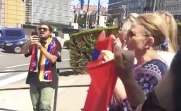 Բրյուսելում Փաշինյանին դիմավորում են «Նիկոլ դավաճան» վանկարկումներով