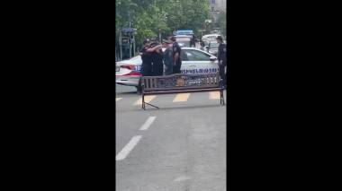 Քաշքշուկ պարեկի եւ մայորի միջեւ