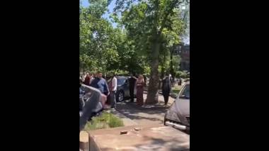 Ինչպես է ոստիկանը ցուցարարին տապալում գետնին