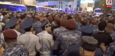 Նռնակը պայթում է կառավարական առանձնատների մուտքի մոտ կուտակված ոստիկանների մեջ (տեսանյութ)