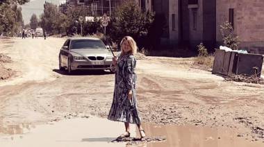 Ռուս զբոսաշրջիկը ձուկ է որսում Գյումրու կենտրոնական փողոցներում